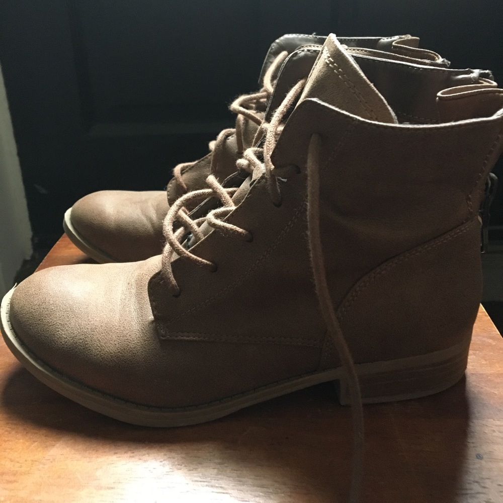 NWOT Crown Lace Ankle Boots